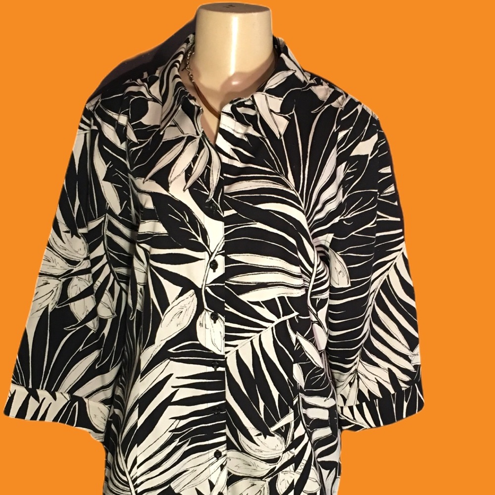 Chico’s NWOT Striking black & white blouse Sz 3